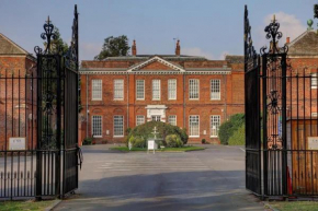 Отель OYO Baylis House Hotel  Slough
